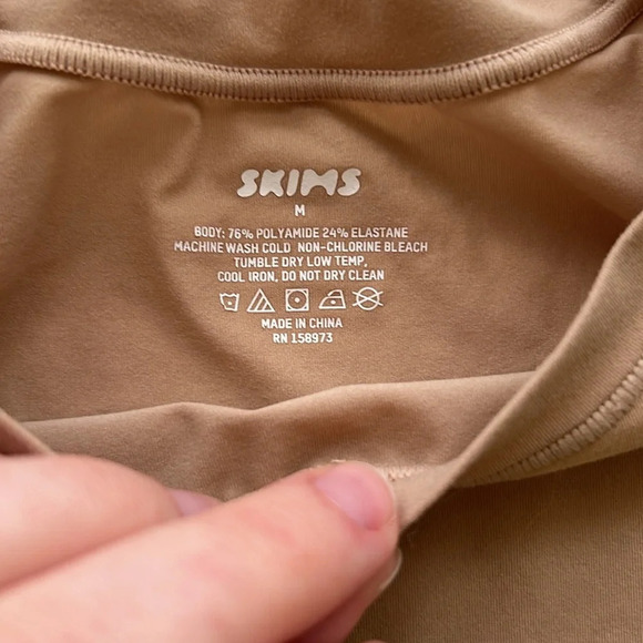 SKIMS fits everybody super cropped t shirt - Picture 6 of 7